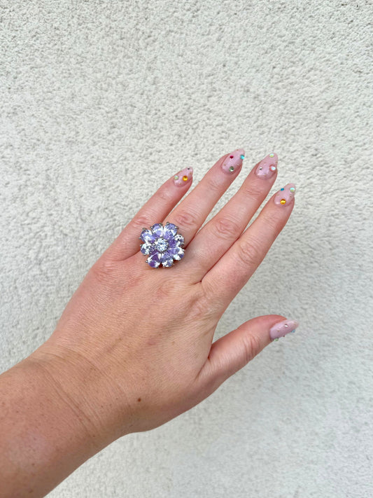 Bague fleur vintage argentée ornée de cristaux lilas et transparents facettés, style cocktail romantique