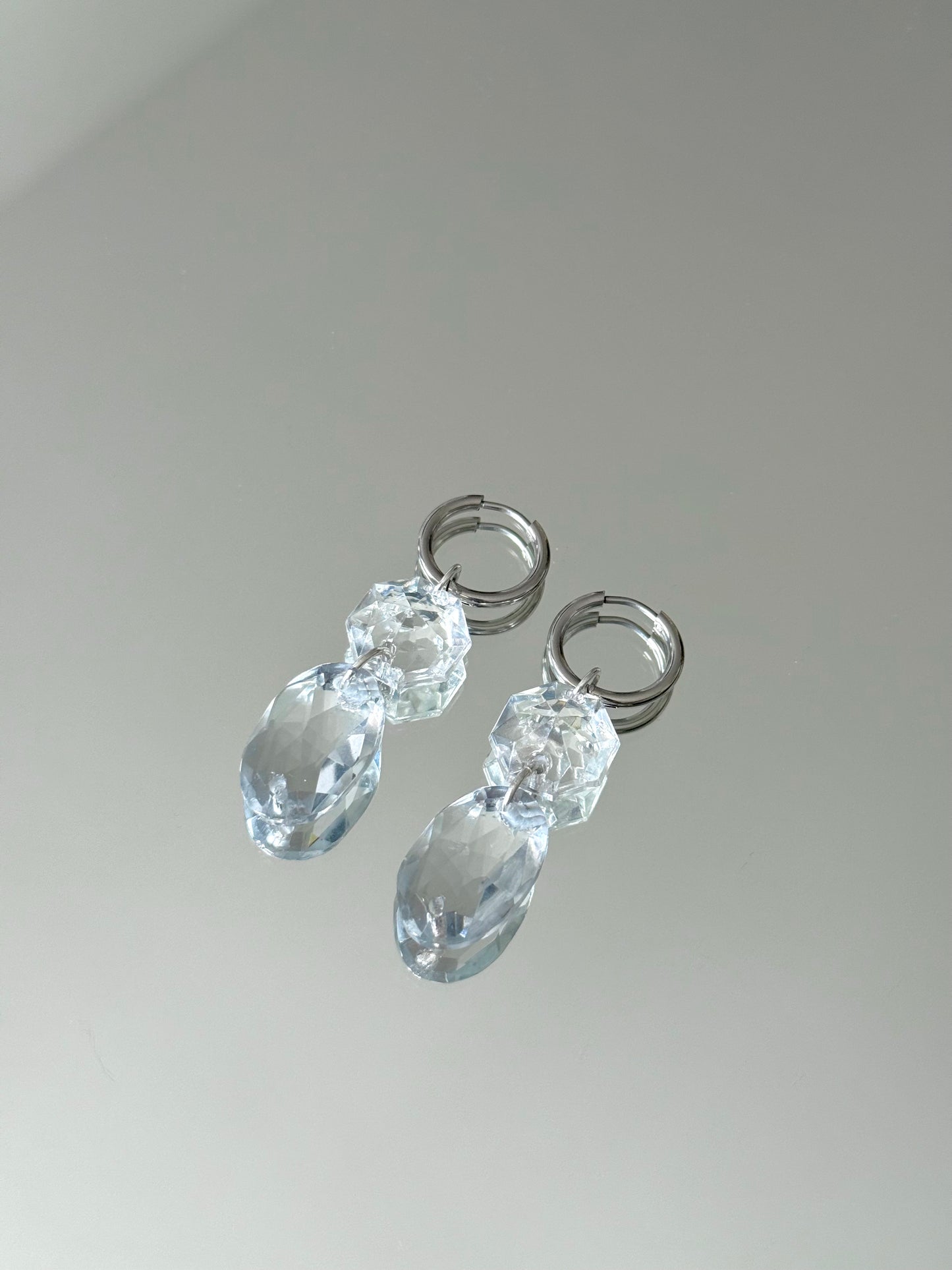 Boucles d’oreilles upcyclées en verre de lustre vintage gris fumé, Maison Clémy.