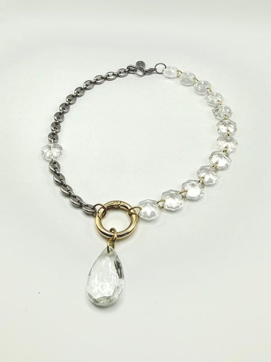 Collier upcyclé en verre de lustre vintage et chaîne grain de café chrome, création Maison Clémy.