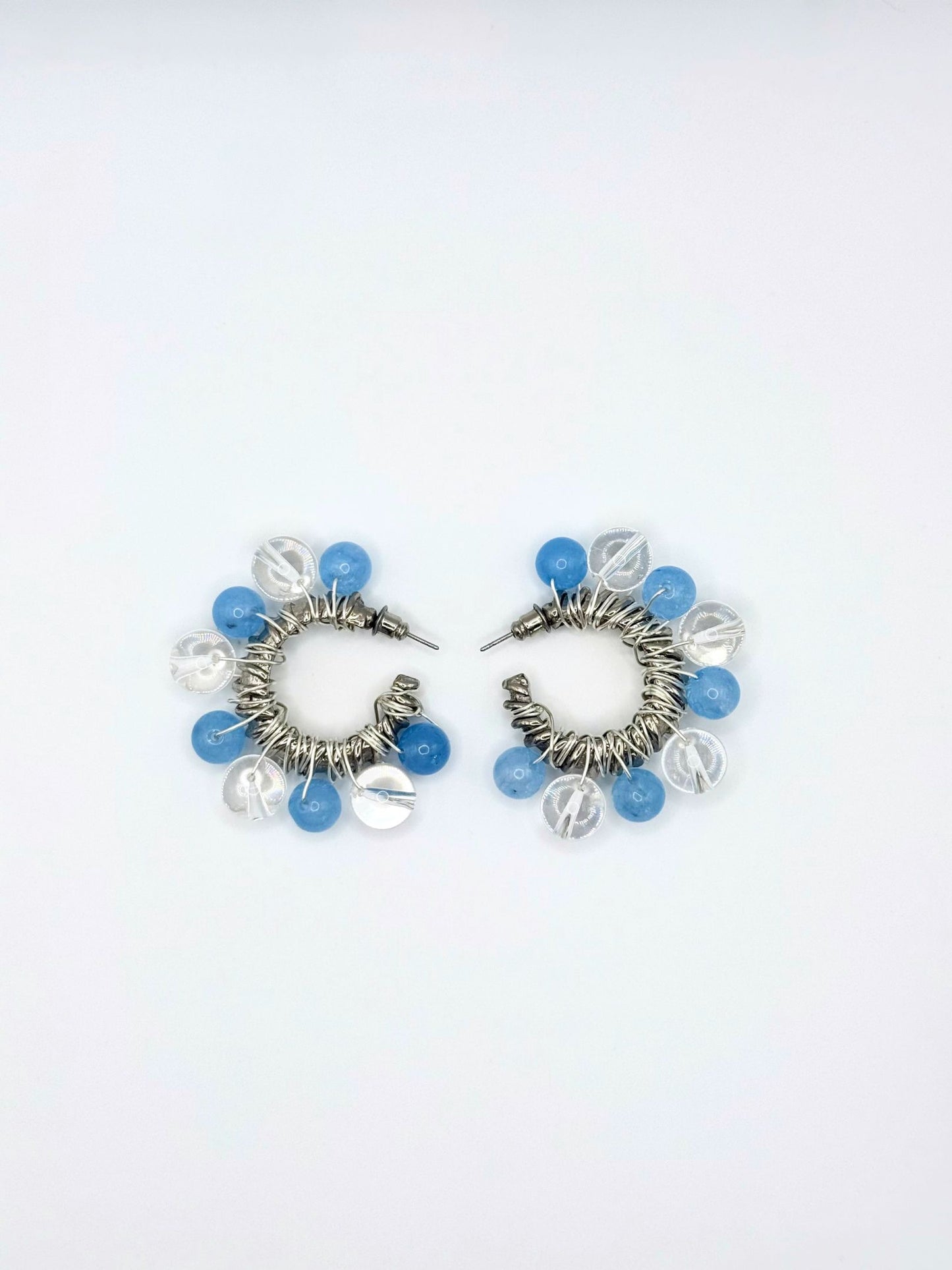 Boucles d’oreille Bluebell Maison Clémy, boucles vintage argentées avec quartz bleu et perles de verre translucides, bijou upcyclé artisanal.