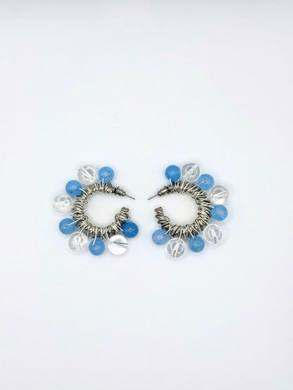 Boucles d’oreille Bluebell Maison Clémy, boucles vintage argentées avec quartz bleu et perles de verre translucides, bijou upcyclé artisanal.