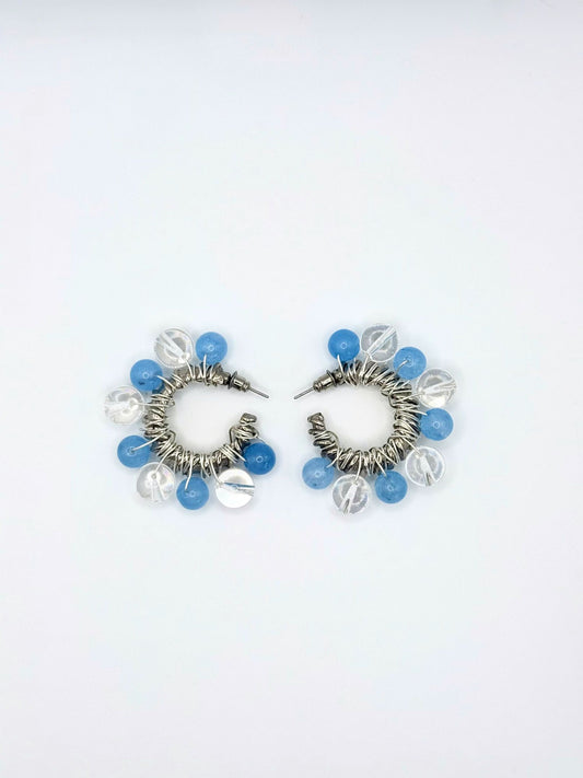 Boucles d’oreille Bluebell Maison Clémy, boucles vintage argentées avec quartz bleu et perles de verre translucides, bijou upcyclé artisanal.