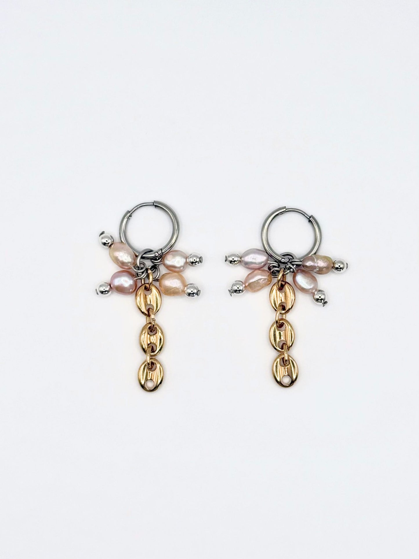 Boucles d’oreille Nymphea Maison Clémy, boucles upcyclées en acier inoxydable avec mini perles de culture roses et chaînes grain de café plaqué or.