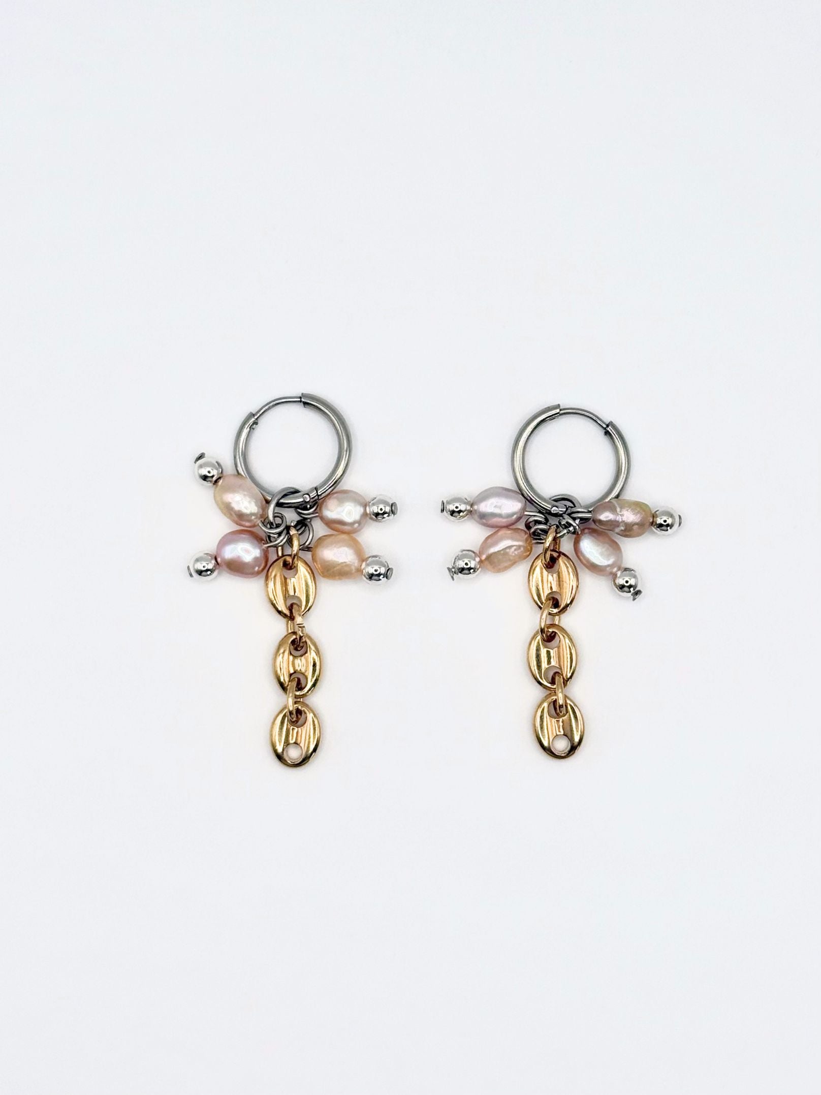 Boucles d’oreille Nymphea Maison Clémy, boucles upcyclées en acier inoxydable avec mini perles de culture roses et chaînes grain de café plaqué or.