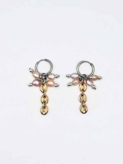 Boucles d’oreille Nymphea Maison Clémy, boucles upcyclées en acier inoxydable avec mini perles de culture roses et chaînes grain de café plaqué or.