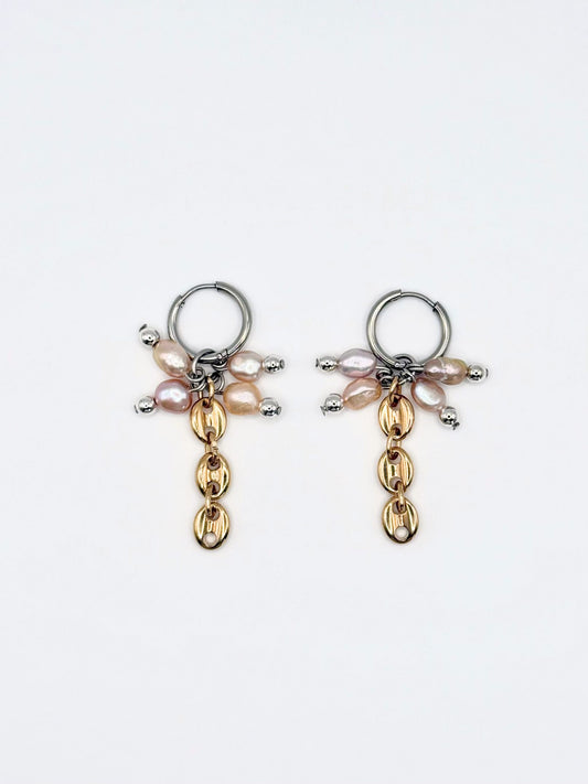 Boucles d’oreille Nymphea Maison Clémy, boucles upcyclées en acier inoxydable avec mini perles de culture roses et chaînes grain de café plaqué or.