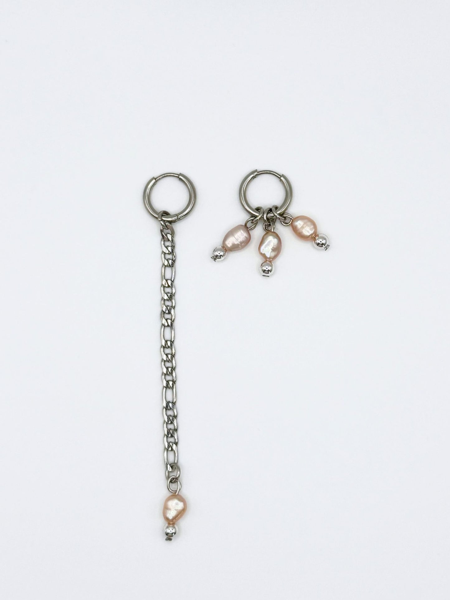 Boucles d’oreille Soft Poison Maison Clémy, boucles asymétriques upcyclées en acier inoxydable avec mini perles de culture roses et chaînes argentées.