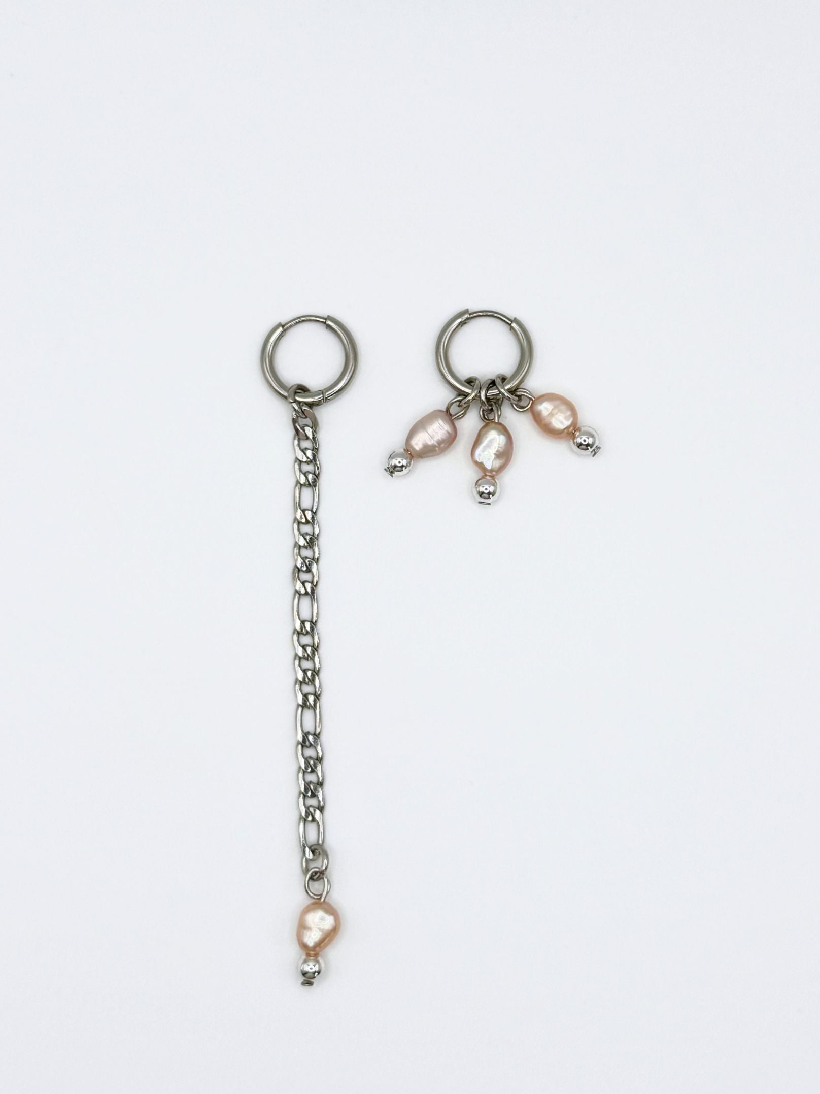 Boucles d’oreille Soft Poison Maison Clémy, boucles asymétriques upcyclées en acier inoxydable avec mini perles de culture roses et chaînes argentées.