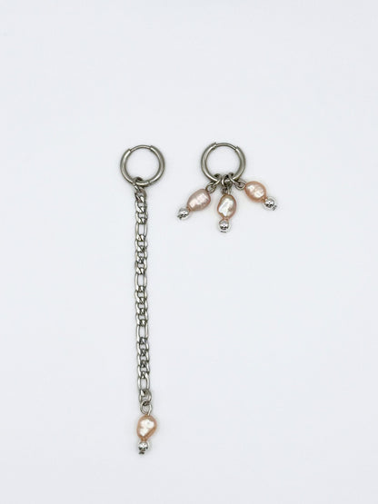 Boucles d’oreille Soft Poison Maison Clémy, boucles asymétriques upcyclées en acier inoxydable avec mini perles de culture roses et chaînes argentées.