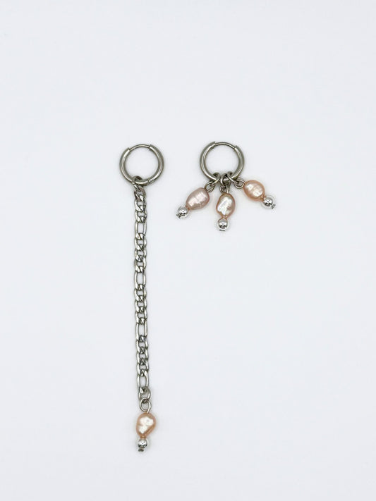 Boucles d’oreille Soft Poison Maison Clémy, boucles asymétriques upcyclées en acier inoxydable avec mini perles de culture roses et chaînes argentées.