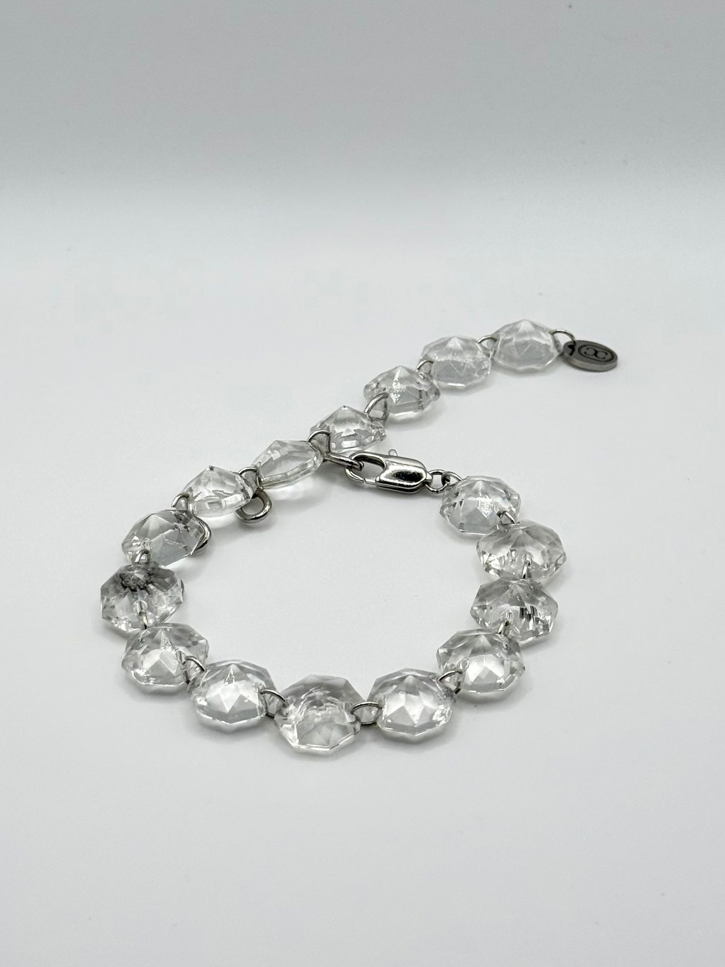 Bracelet upcyclé en pampilles de verre de lustre vintage et acier argenté, Maison Clémy.