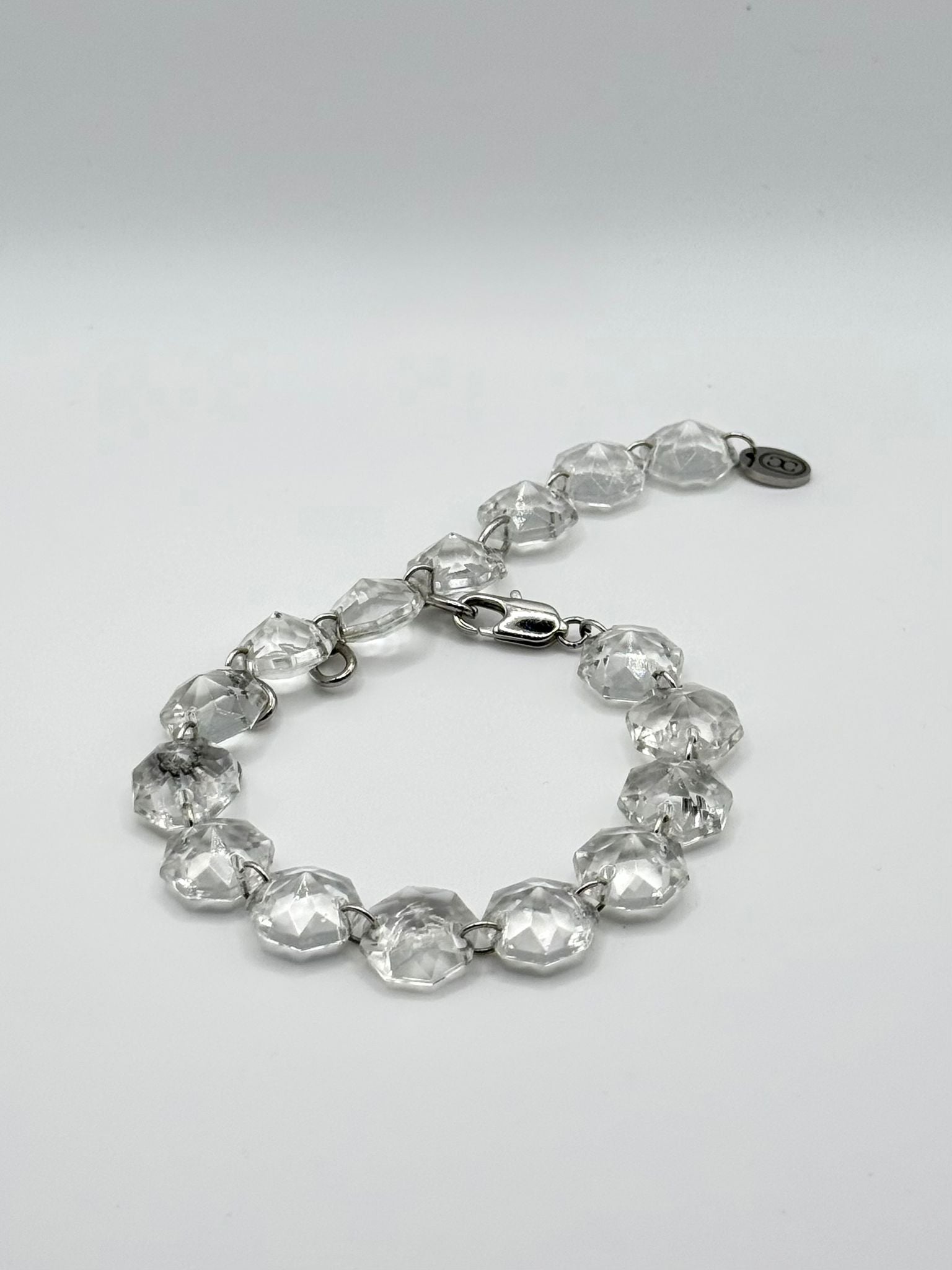 Bracelet upcyclé en pampilles de verre de lustre vintage et acier argenté, Maison Clémy.