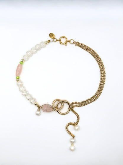 Collier Auralis en plaqué or avec chaînes vintage, quartz rose et perles de culture, bijou upcyclé artisanal Maison Clémy.