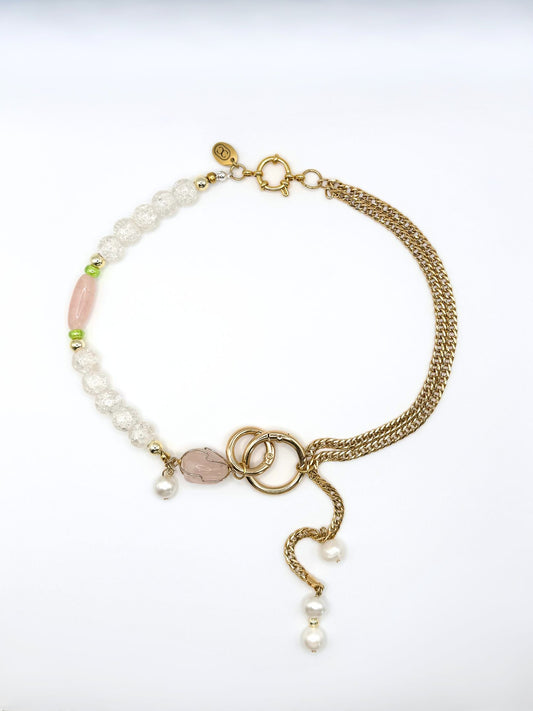 Collier Auralis en plaqué or avec chaînes vintage, quartz rose et perles de culture, bijou upcyclé artisanal Maison Clémy.