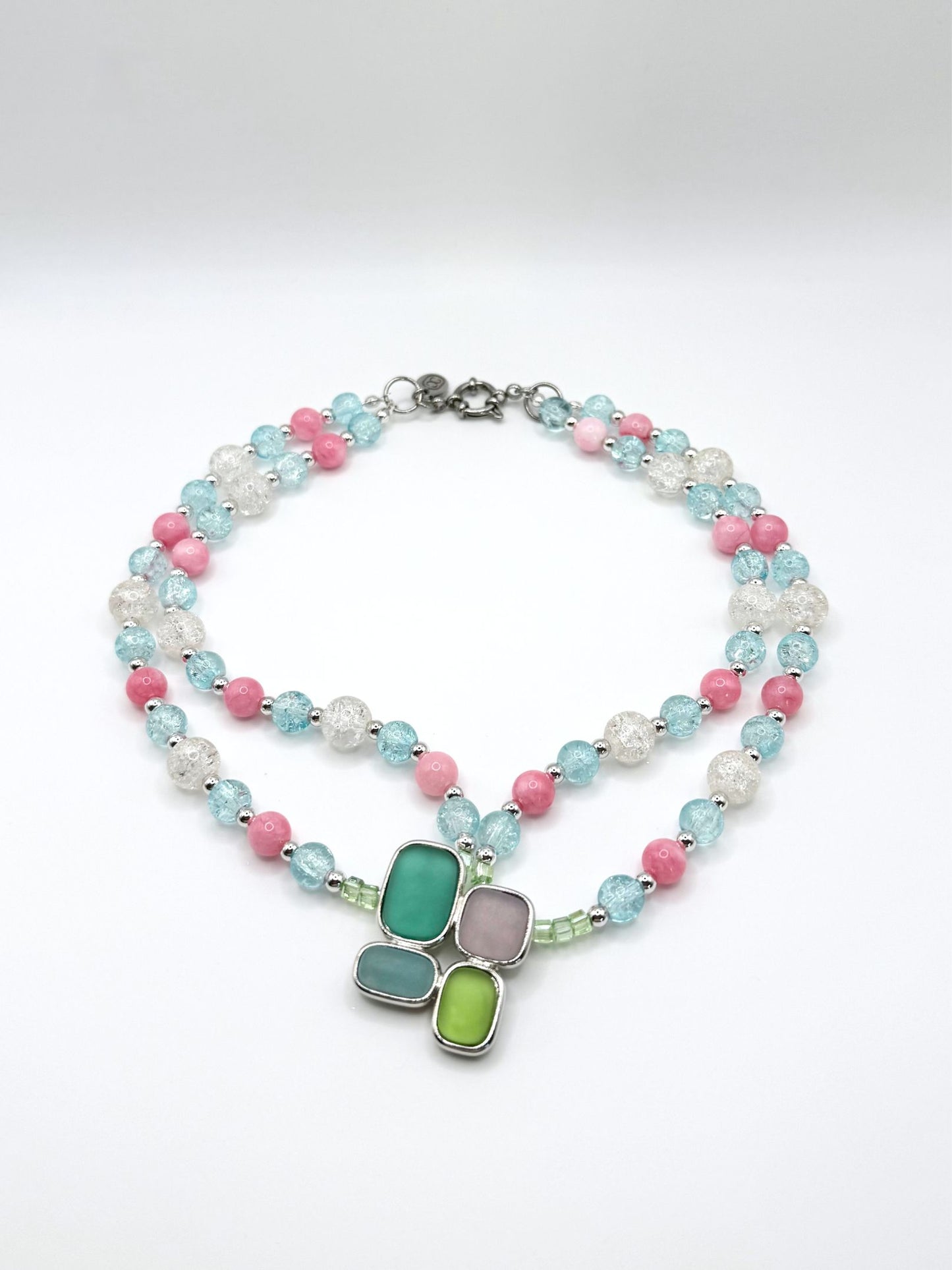 Collier Morning Dew Maison Clémy, collier upcyclé composé de perles de verre pastel, quartz rose et pendentif vintage Pierre Lang.