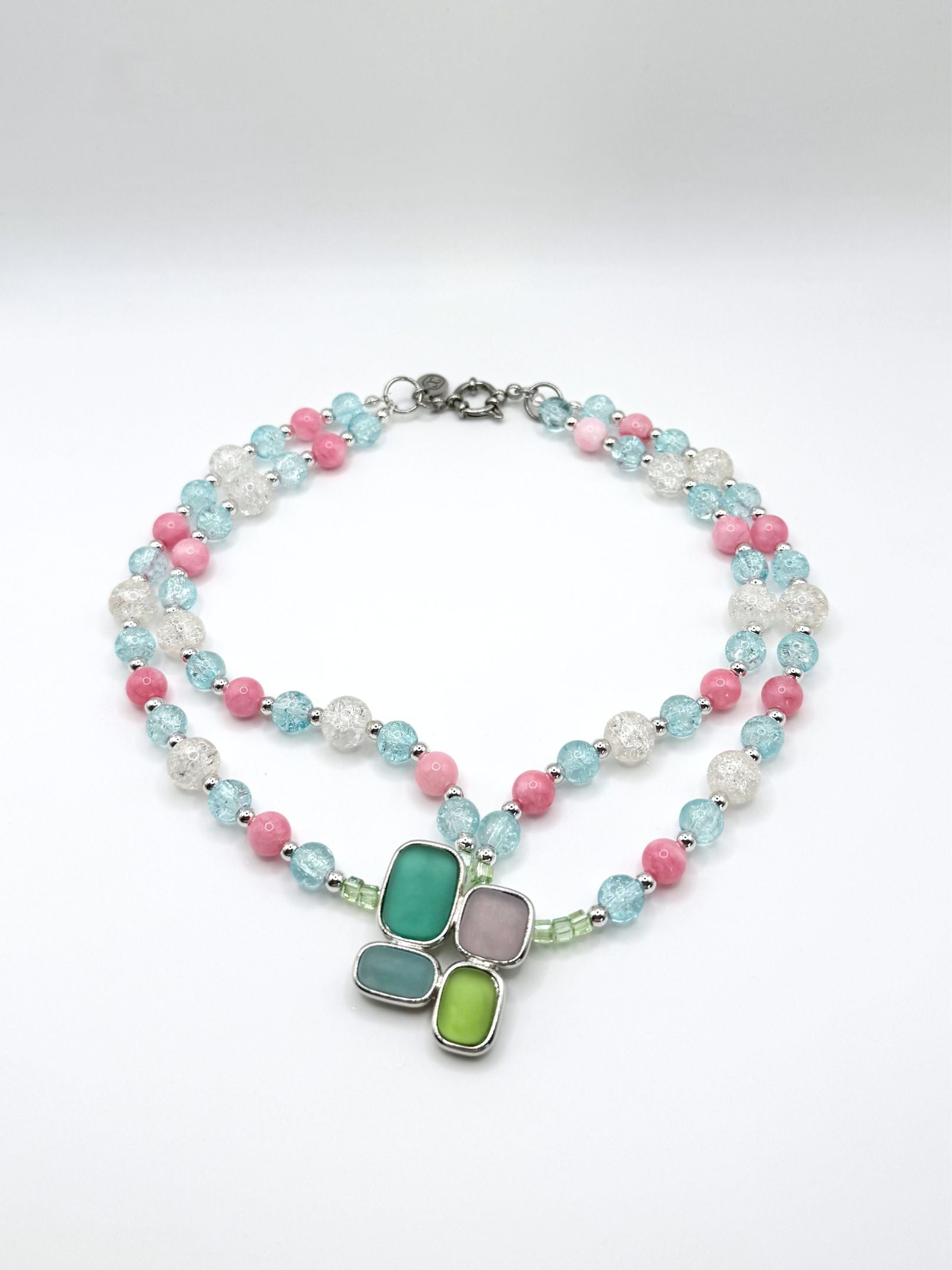 Collier Morning Dew Maison Clémy, collier upcyclé composé de perles de verre pastel, quartz rose et pendentif vintage Pierre Lang.
