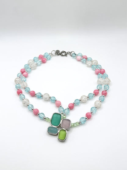 Collier Morning Dew Maison Clémy, collier upcyclé composé de perles de verre pastel, quartz rose et pendentif vintage Pierre Lang.