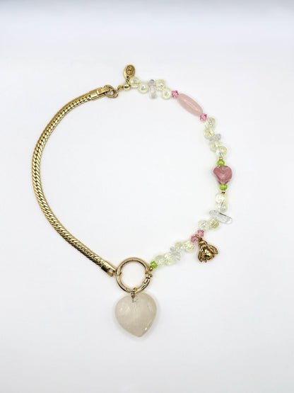 Collier Wild Bloom Maison Clémy, bijou upcyclé en plaqué or avec quartz rose, cristal de roche, verre soufflé et pendentif abeille Dior vintage.
