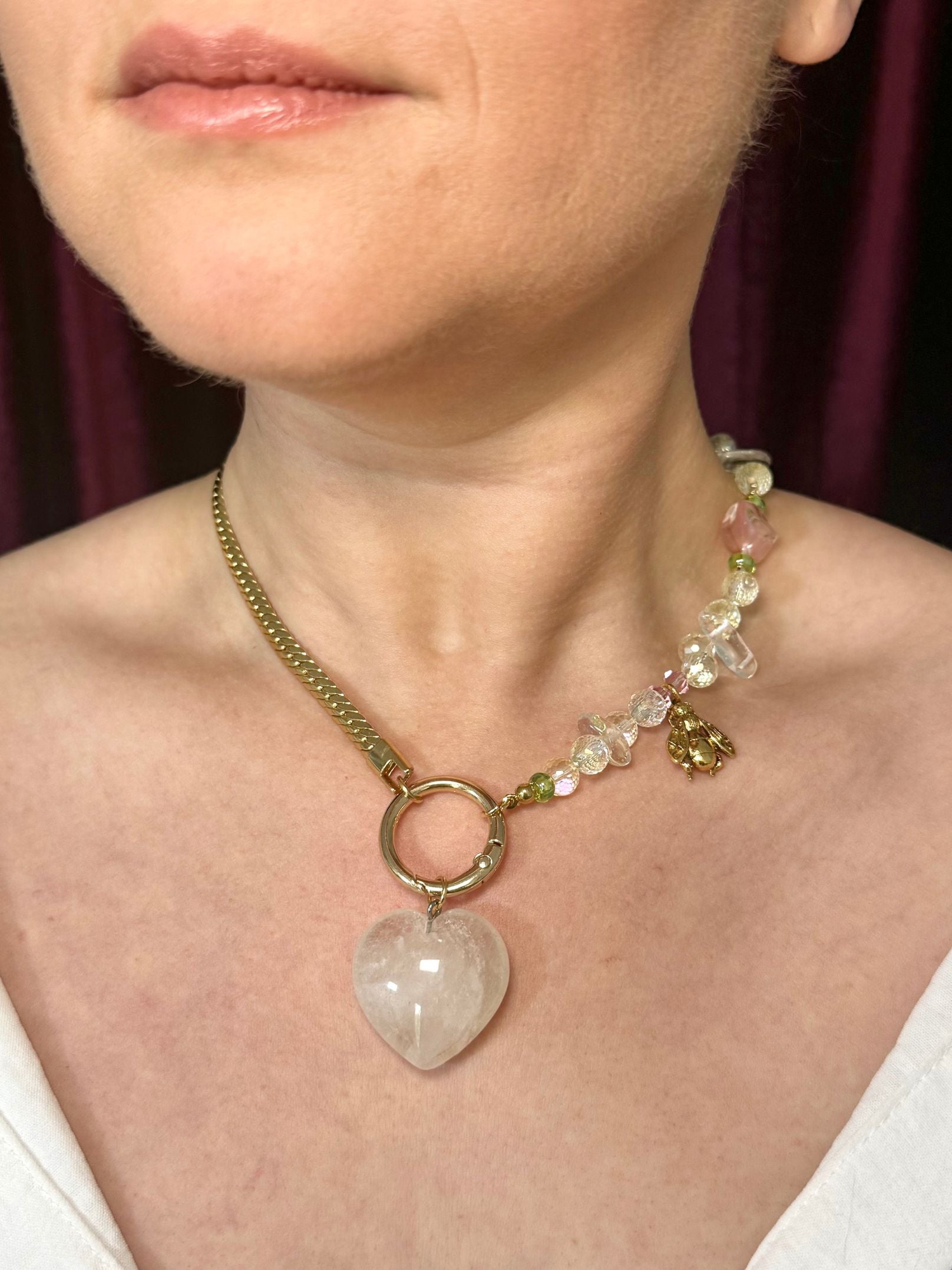 Collier Wild Bloom Maison Clémy, bijou upcyclé en plaqué or avec quartz rose, cristal de roche, verre soufflé et pendentif abeille Dior vintage.