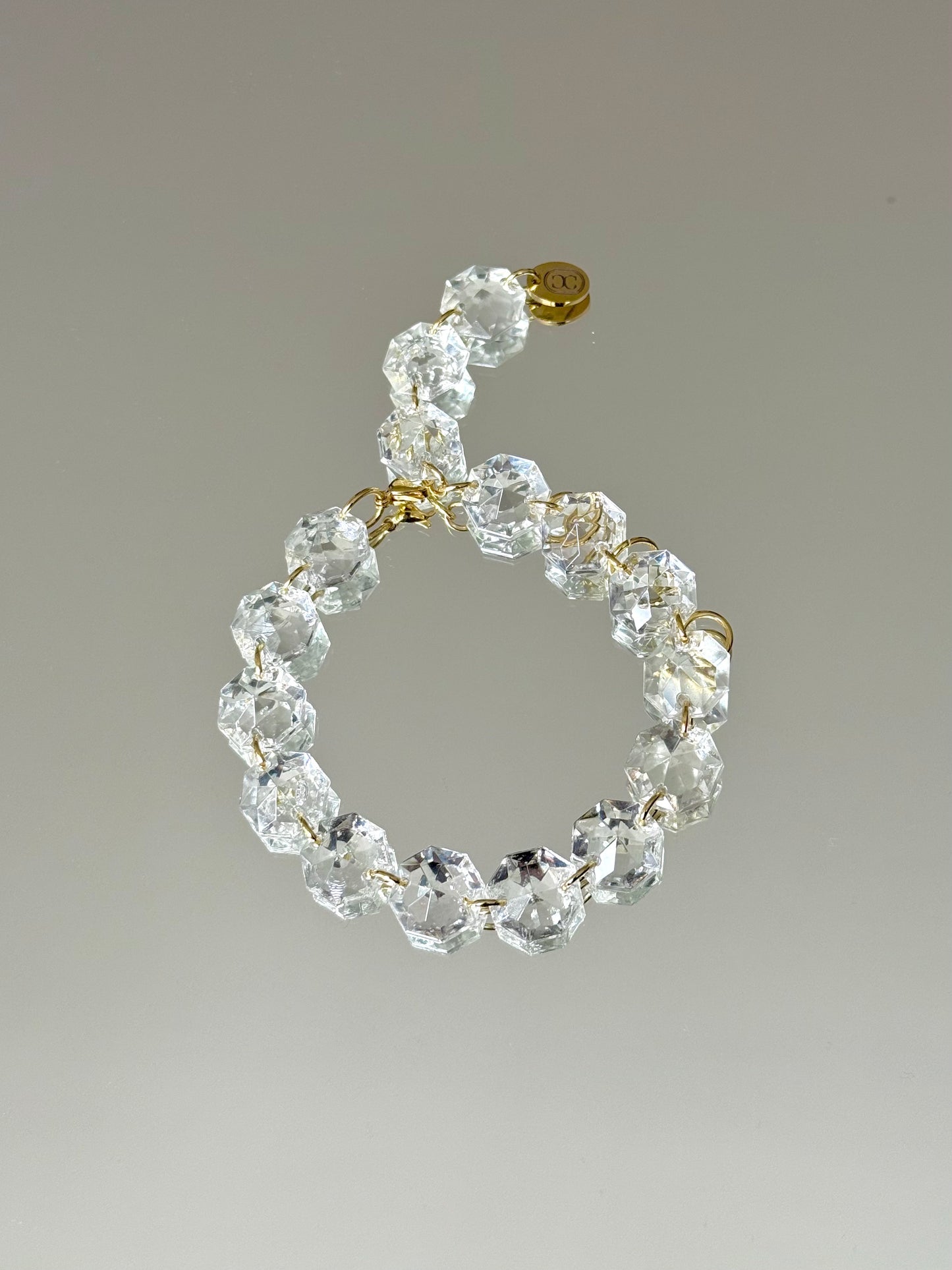 Bracelet upcyclé en pampilles de verre de lustre vintage et acier doré, Maison Clémy.