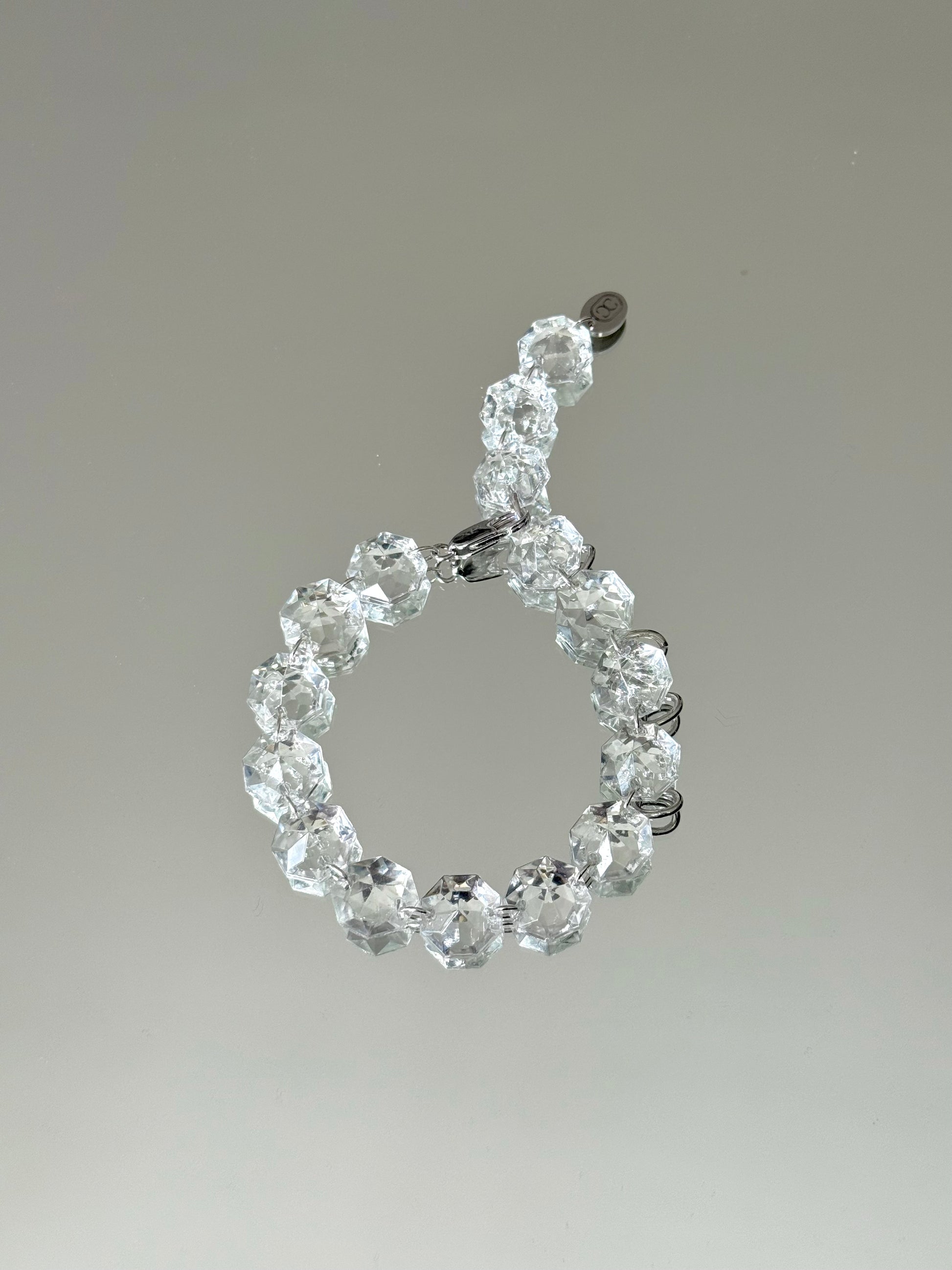 Bracelet upcyclé en pampilles de verre de lustre vintage et acier argenté, Maison Clémy.