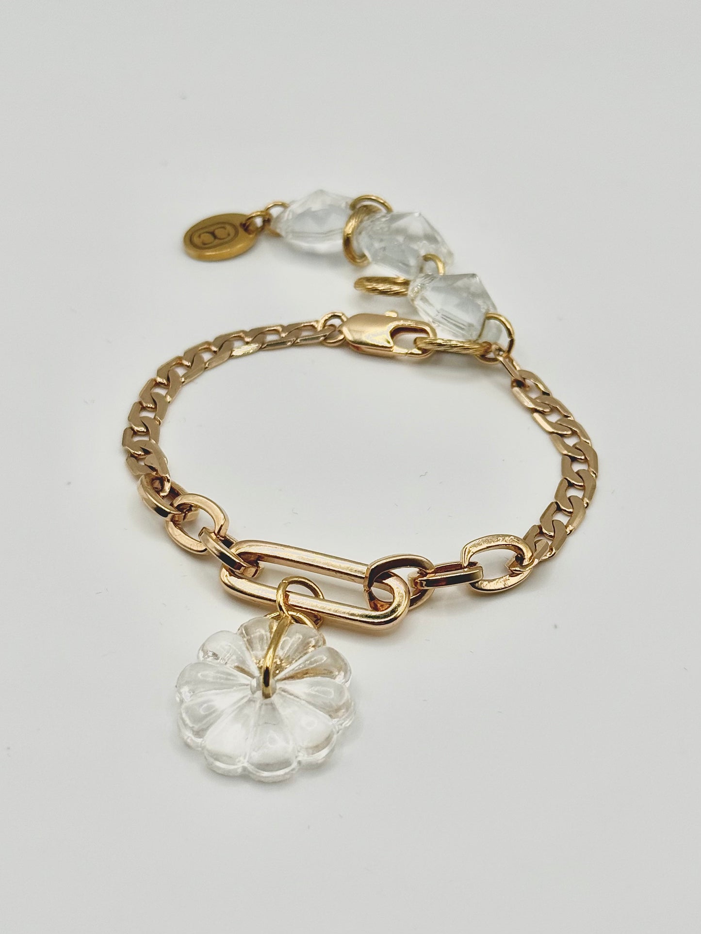 Bracelet upcyclé en chaînes plaquées or et pampille fleur en verre de lustre vintage, Maison Clémy.
