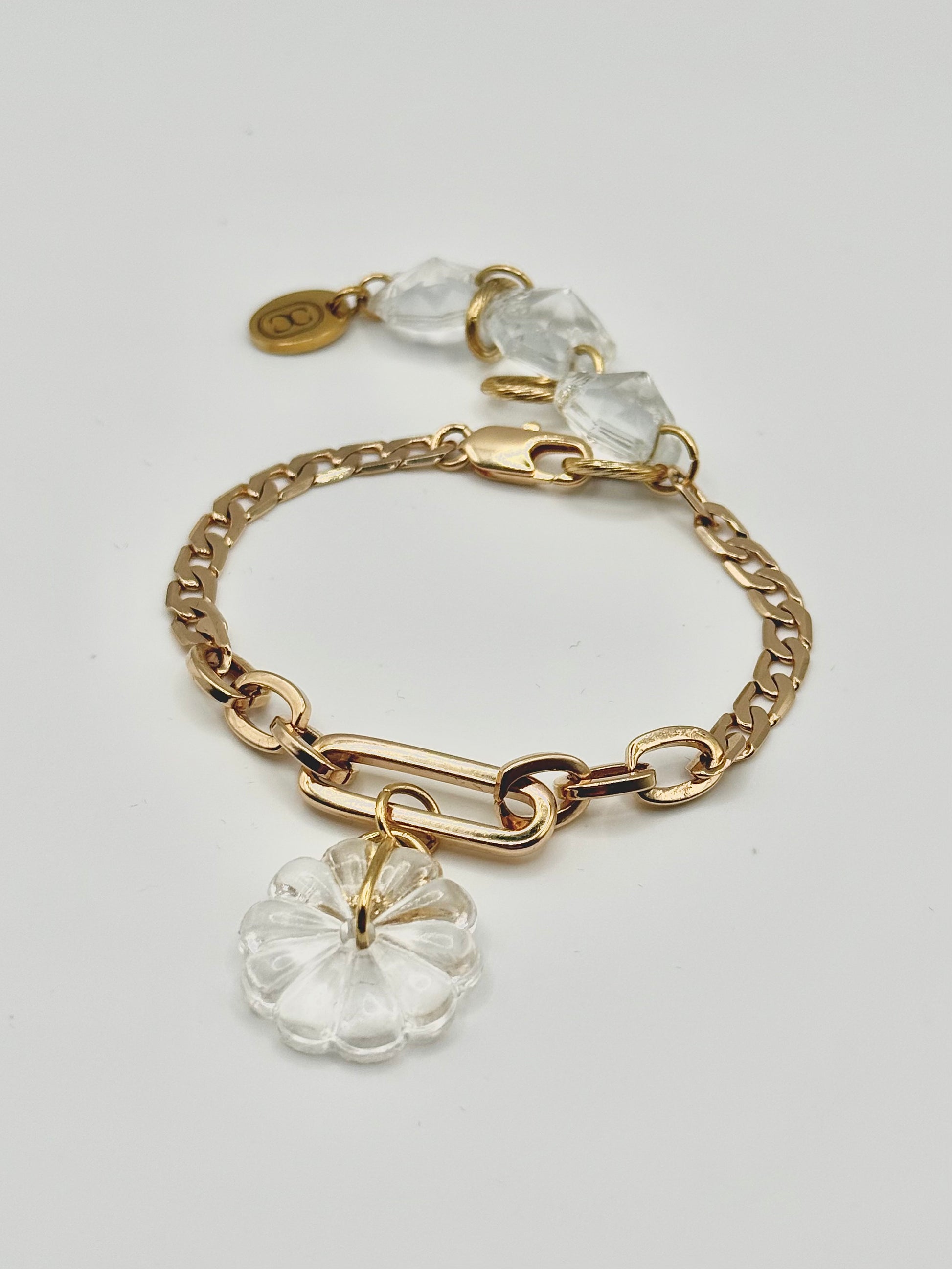 Bracelet upcyclé en chaînes plaquées or et pampille fleur en verre de lustre vintage, Maison Clémy.