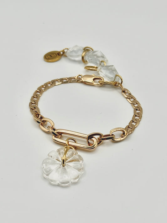 Bracelet upcyclé en chaînes plaquées or et pampille fleur en verre de lustre vintage, Maison Clémy.