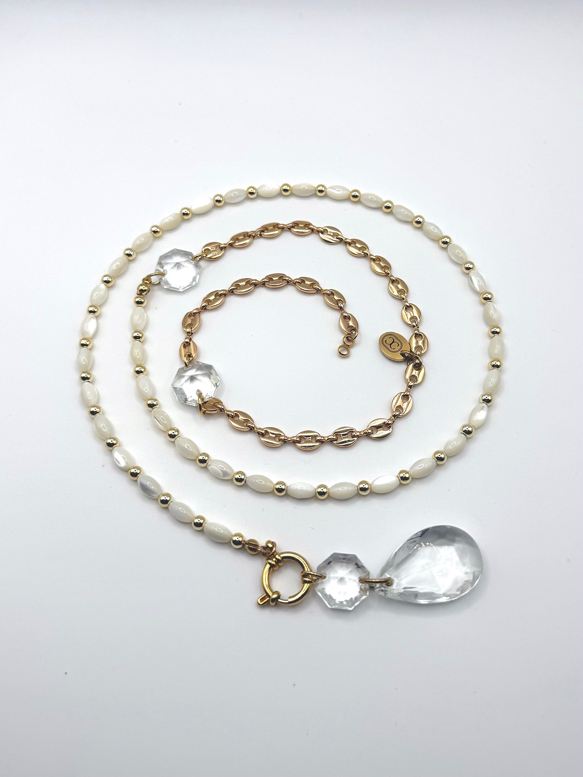 Collier upcyclé double rang en perles de nacre et verre de lustre vintage, Maison Clémy.