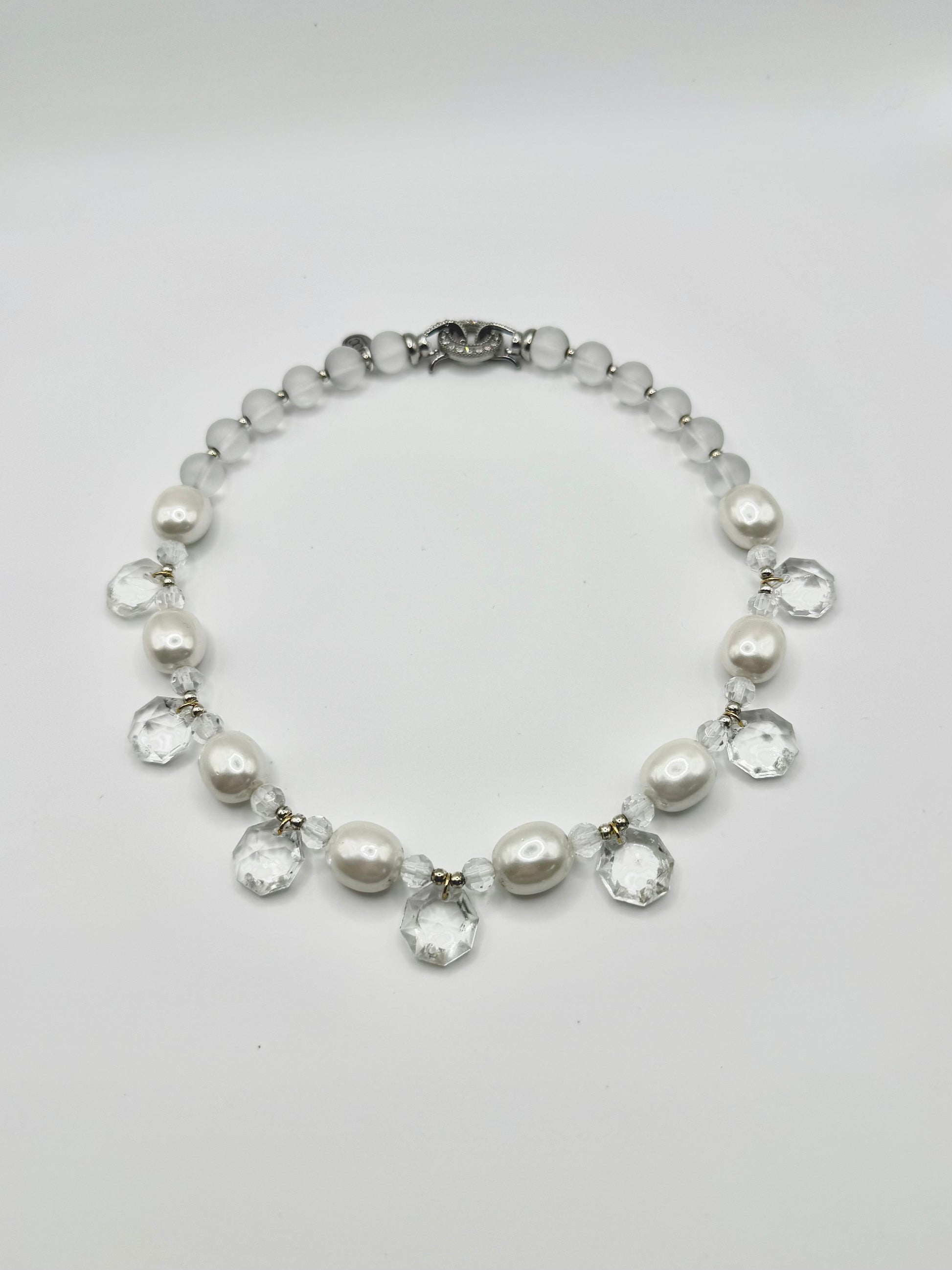  Collier upcyclé ras de cou en perles nacrées et verre de lustre vintage avec fermoir strass, Maison Clémy.