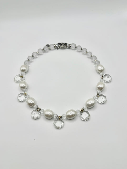  Collier upcyclé ras de cou en perles nacrées et verre de lustre vintage avec fermoir strass, Maison Clémy.