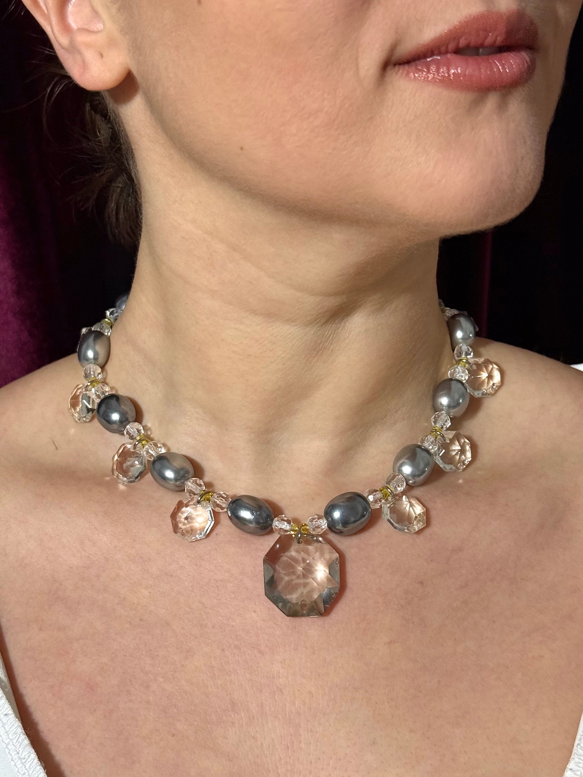 Collier upcyclé ras de cou en perles nacrées vintage et verre de lustre, Maison Clémy.