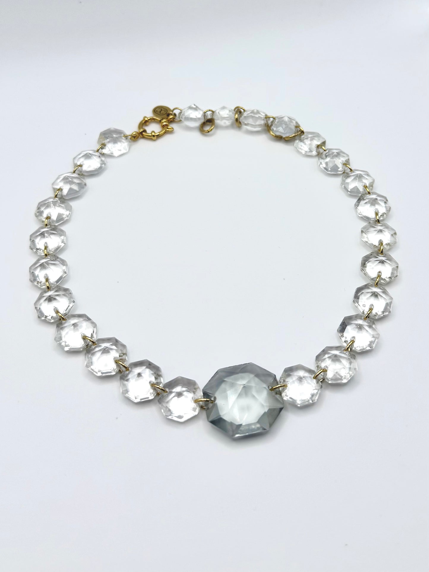 Collier upcyclé ras de cou en verre de lustre vintage gris et finitions dorées, Maison Clémy.