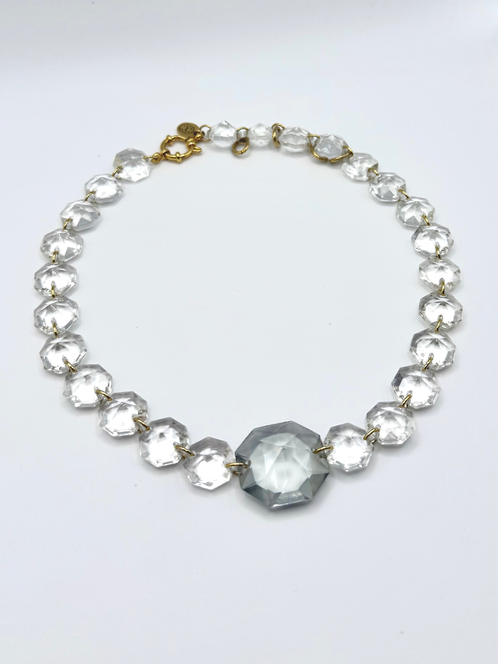 Collier upcyclé ras de cou en verre de lustre vintage gris et finitions dorées, Maison Clémy.