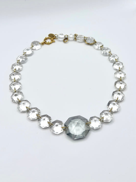 Collier upcyclé ras de cou en verre de lustre vintage gris et finitions dorées, Maison Clémy.