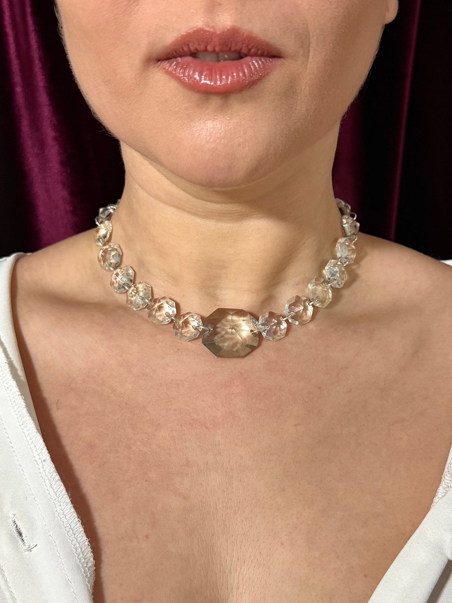 Collier upcyclé ras de cou en verre de lustre vintage gris, création artisanale Maison Clémy.