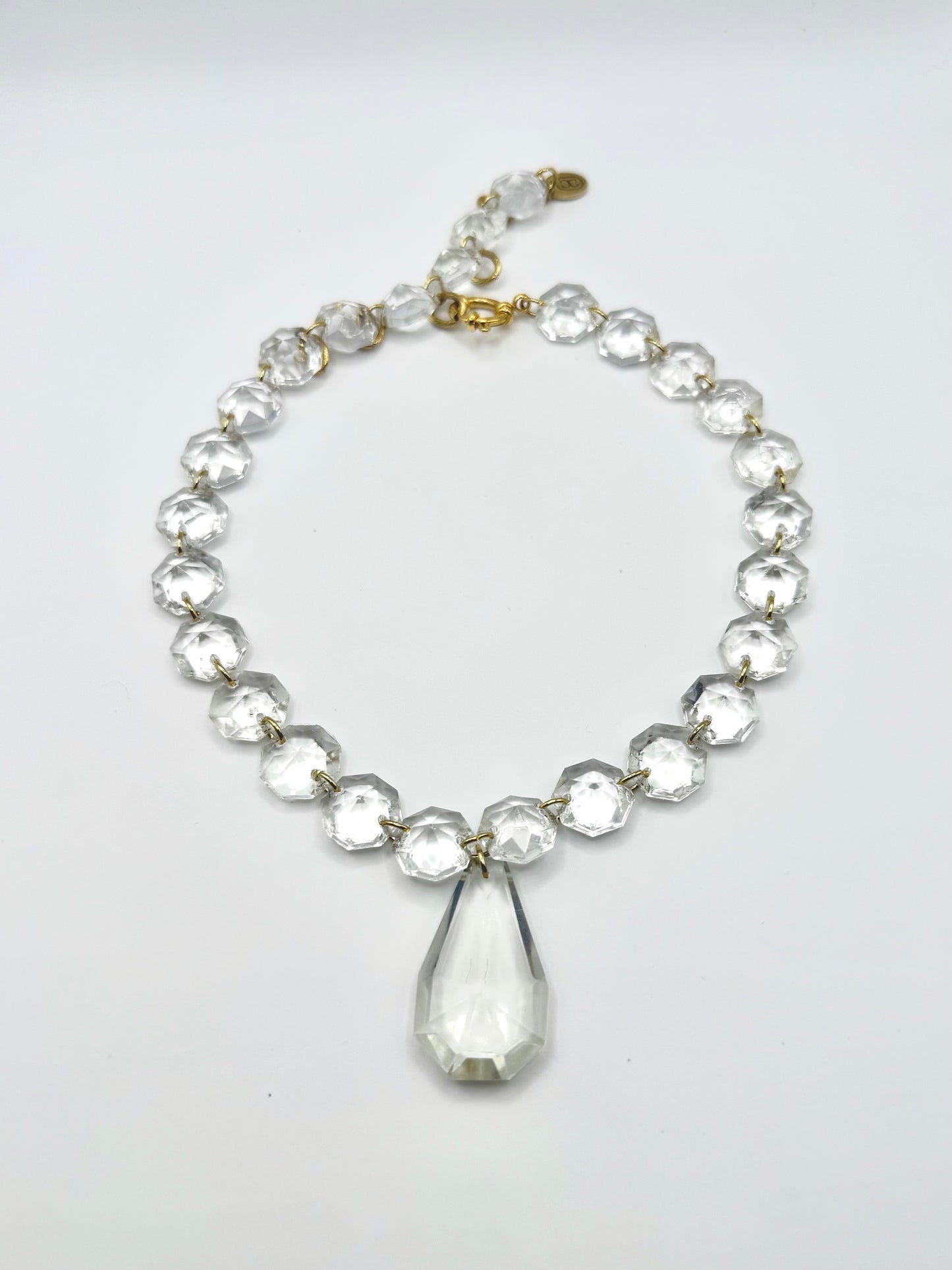  Collier upcyclé en pampilles de verre de lustre vintage avec pendentif goutte, Maison Clémy.