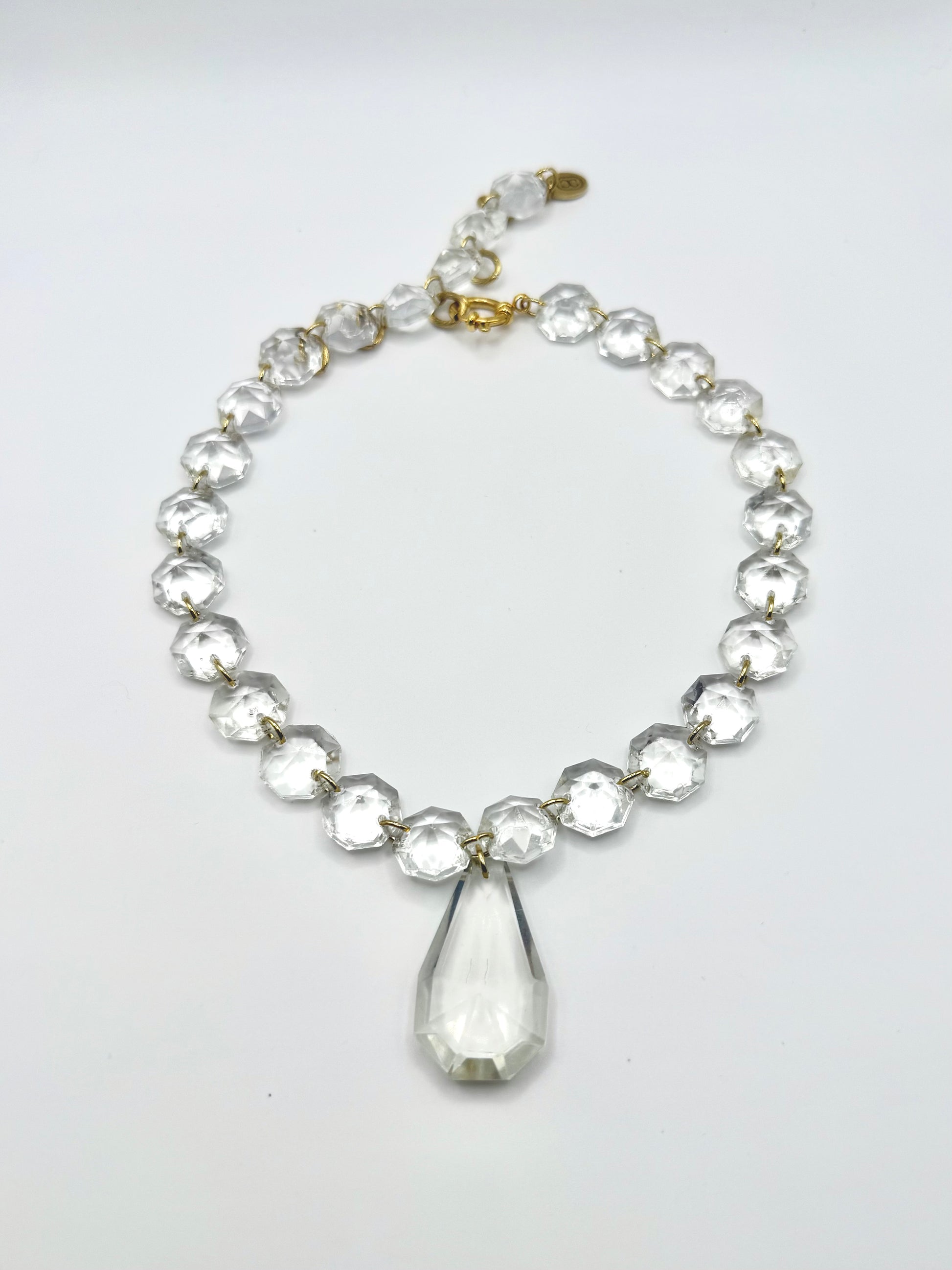  Collier upcyclé en pampilles de verre de lustre vintage avec pendentif goutte, Maison Clémy.