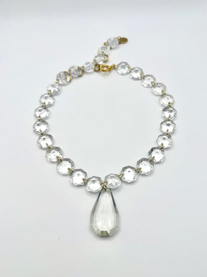  Collier upcyclé en pampilles de verre de lustre vintage avec pendentif goutte, Maison Clémy.