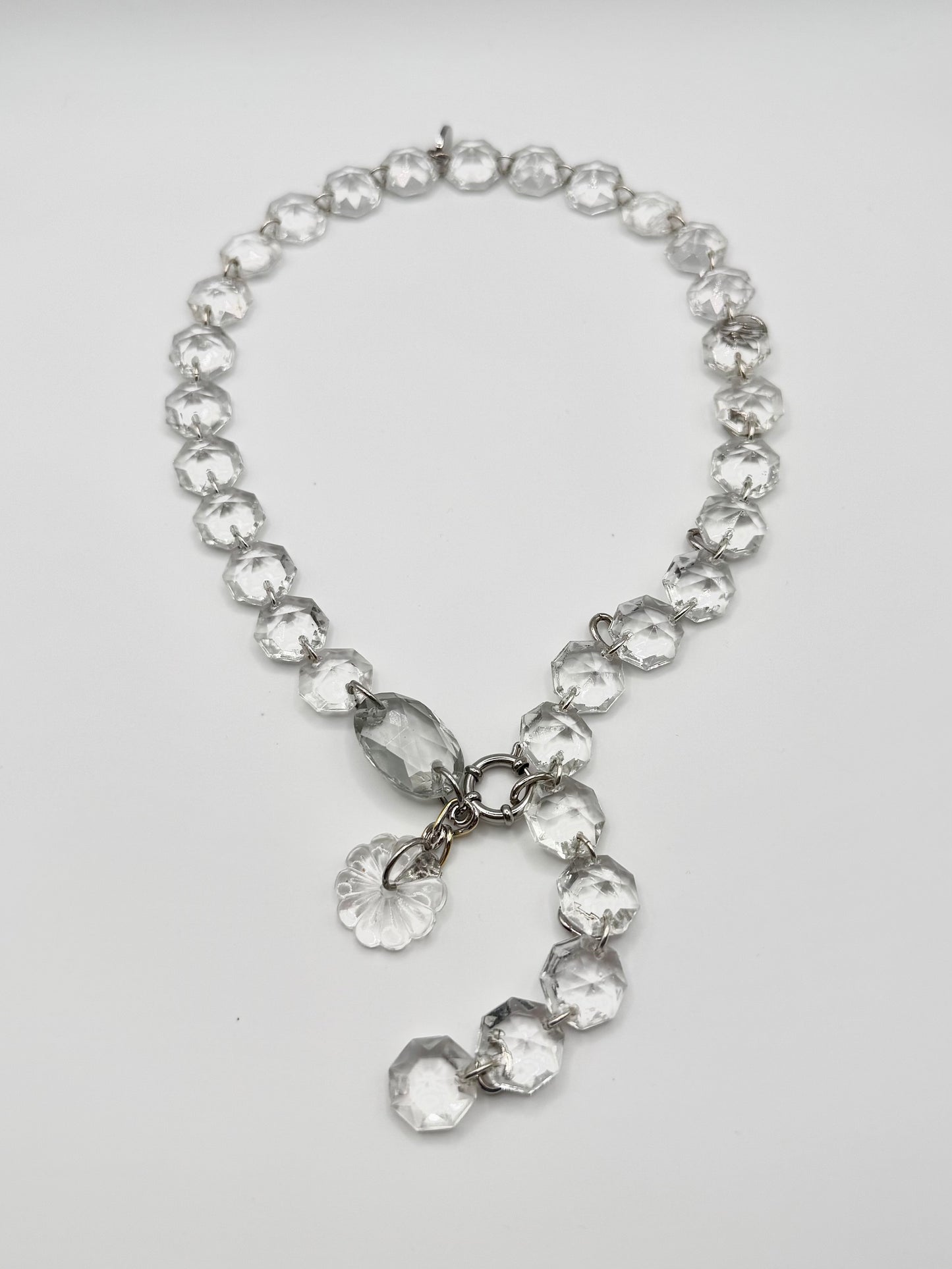 Collier upcyclé modulable en pampilles de verre de lustre vintage argenté, Maison Clémy.