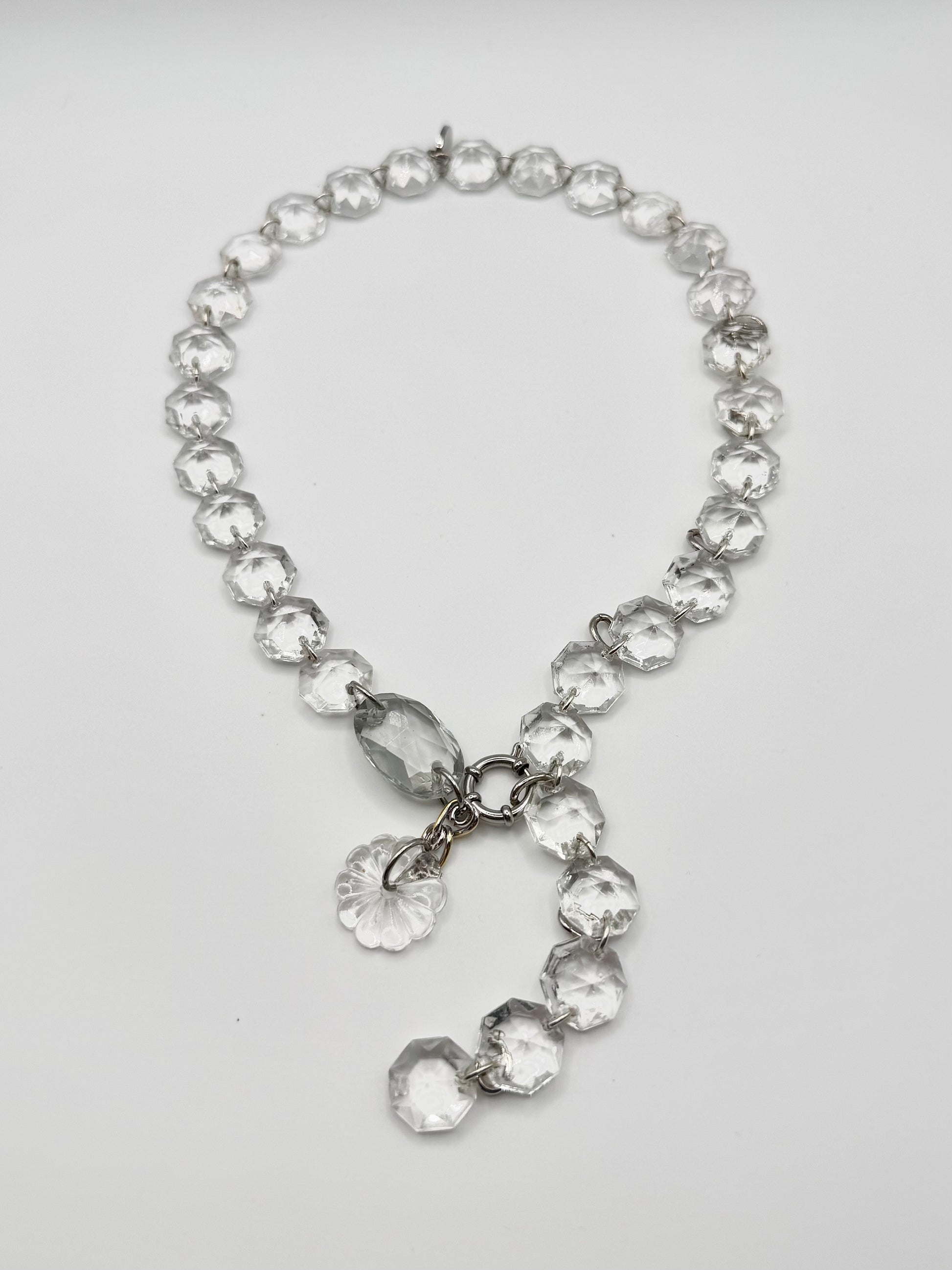 Collier upcyclé modulable en pampilles de verre de lustre vintage argenté, Maison Clémy.