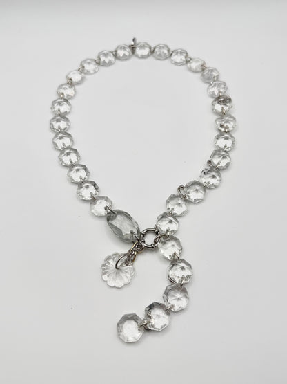 Collier upcyclé modulable en pampilles de verre de lustre vintage argenté, Maison Clémy.