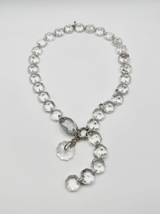 Collier upcyclé modulable en pampilles de verre de lustre vintage argenté, Maison Clémy.
