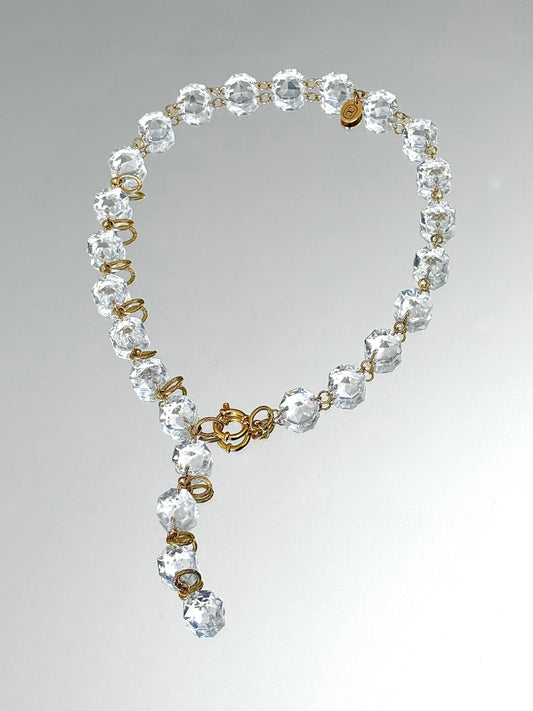 Collier upcyclé modulable en pampilles de verre de lustre vintage doré, bijou artisanal Maison Clémy.