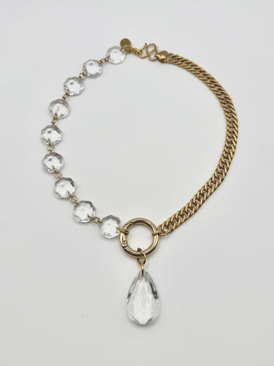 Collier upcyclé en pampilles de verre de lustre vintage et chaîne plaquée or, bijou artisanal Maison Clémy.