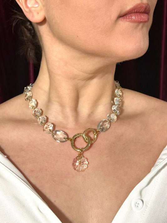 Collier upcyclé en pampilles de verre de lustre vintage avec pendentif sculptural, Maison Clémy.