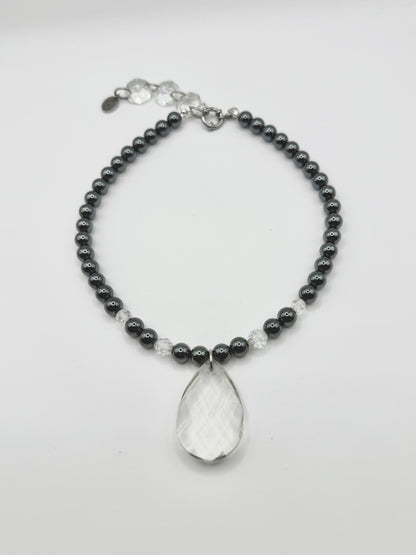 Collier upcyclé en verre vintage et perles d’hématite, inspiration minérale islandaise, Maison Clémy.