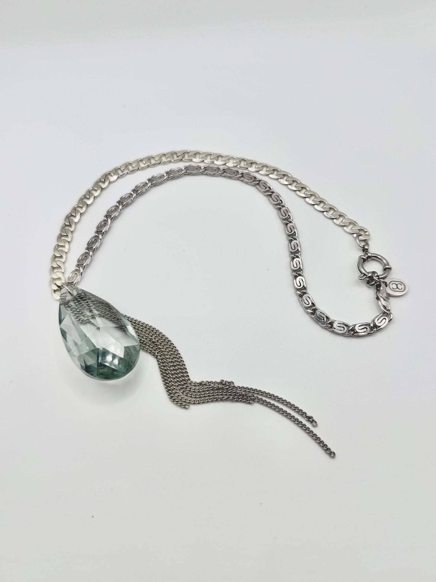 Collier upcyclé asymétrique en verre de lustre vintage gris et chaînes métalliques, création artisanale Maison Clémy.