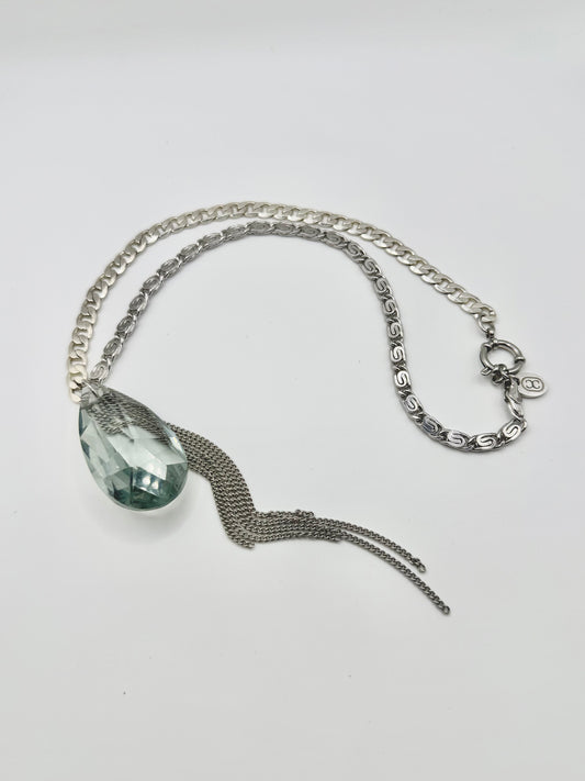 Collier upcyclé asymétrique en verre de lustre vintage gris et chaînes métalliques, création artisanale Maison Clémy.