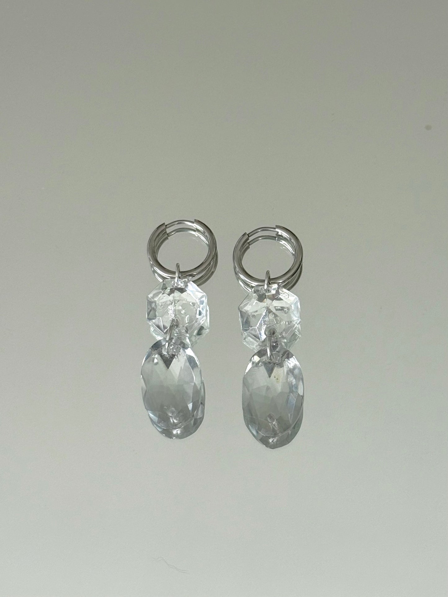 Boucles d’oreilles upcyclées en verre de lustre vintage gris fumé, Maison Clémy.